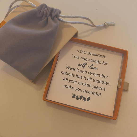 Elegant Black and Silver Women's Ring - Picture 5 of 7